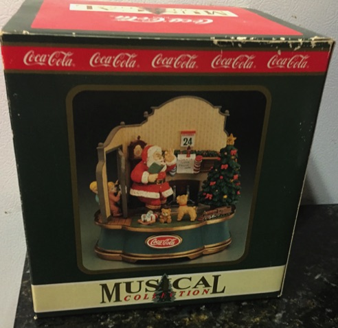 3029-3 € 65,00 coca cola muziekdoos kerstman staand bij openhaard hoogte 20 cm